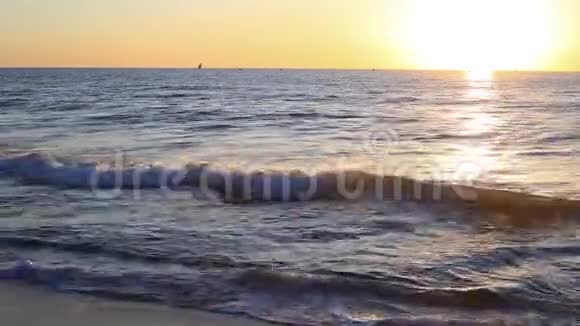 太阳落山在海洋上视频的预览图