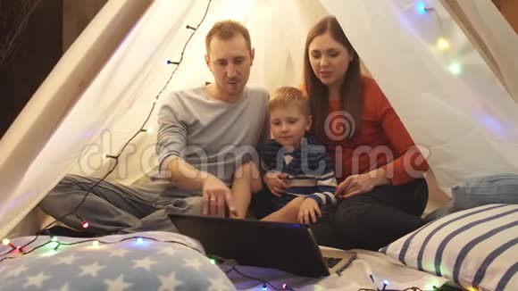 小男孩在家里孩子们的帐篷里玩快乐的白种人小孩在游戏室视频的预览图