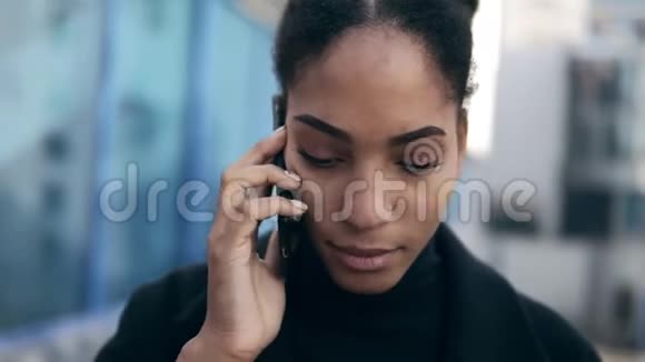 非洲裔美国妇女在手机上交谈远距离解决商业问题压力很大非洲有吸引力视频的预览图