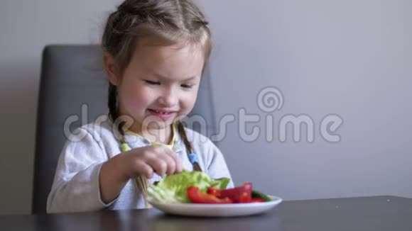 小女孩不想吃蔬菜孩子生气了把盘子推到一边视频的预览图