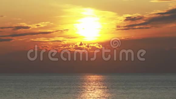 海上日落的梦幻天空视频的预览图