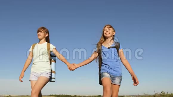 概念旅游和旅游女孩们女游客牵着手走在蓝天的背景上团队合作游客视频的预览图