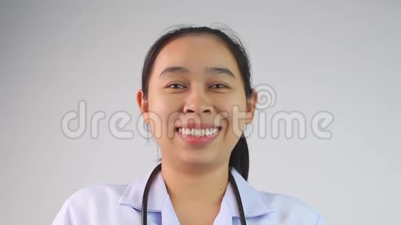 自信的微笑医生拿着她的听诊器暗示现在是检查白色背景的时候了视频的预览图