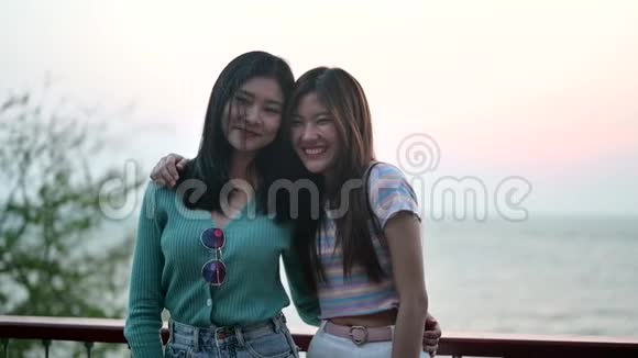 亚洲女性暑假在泰国海滩旅行视频的预览图