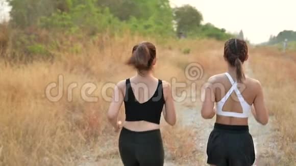 慢动作运动员女人和朋友一起跑步亚洲女跑运动员夏季耐力训练视频的预览图