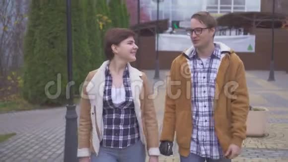 一个戴网络假肢的年轻人和他的女朋友一起散步视频的预览图