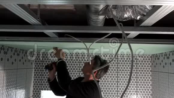 易固定石膏吊顶工人将石膏板固定在天花板上视频的预览图