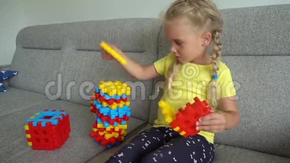 快乐的金发女孩儿玩着五颜六色的玩具万向节运动视频的预览图