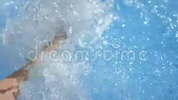 女子双脚在游泳池泼水感受积极情绪慢动作特写视频的预览图