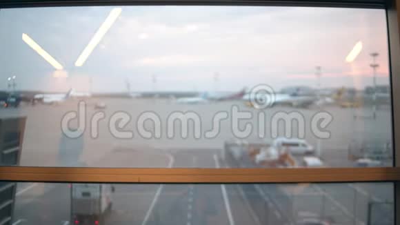 女子正在观察机场起飞地点视频的预览图