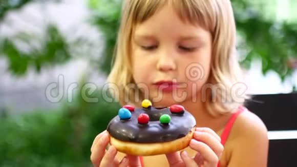 孩子吃甜甜圈百吉饼巧克力和糖果视频的预览图