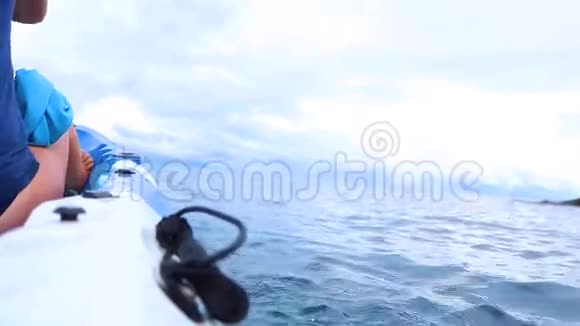 马拉维湖中的妇女划艇臂视频的预览图