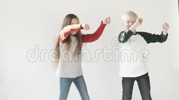 时髦的男孩和女孩在白色背景下跳舞视频的预览图