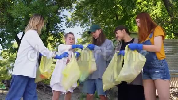 一群积极分子朋友在海滩上收集塑料垃圾环境保护视频的预览图