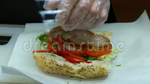 三明治祈祷加入甜洋葱和纸视频的预览图