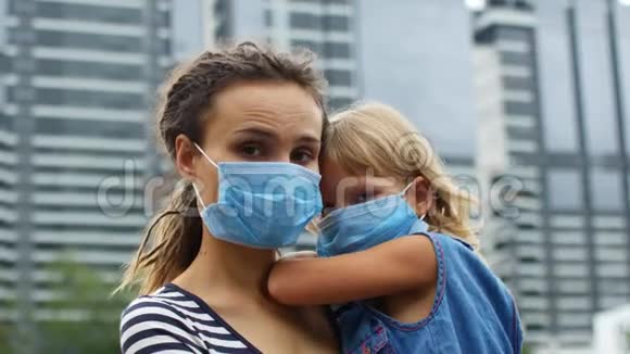 母亲把女儿抱在怀里2019年冠状病毒流行视频的预览图