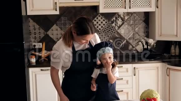 带着妈妈的四岁小女孩学会了用刀切蔬菜视频的预览图