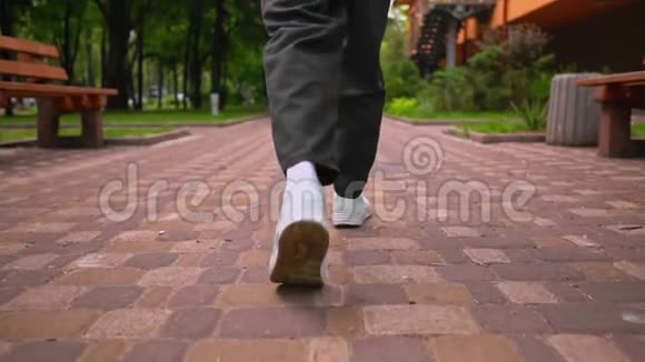 B卷男子漫步在城市的夏季视频的预览图