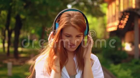 快乐女性使用耳机听音乐视频的预览图