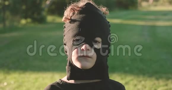 一个小男孩戴着自制的忍者面具做面部表情没有表情然后微笑然后咬着牙咧嘴视频的预览图