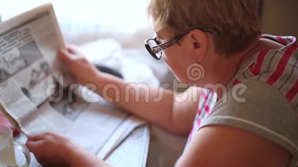 老年妇女读报纸视频的预览图