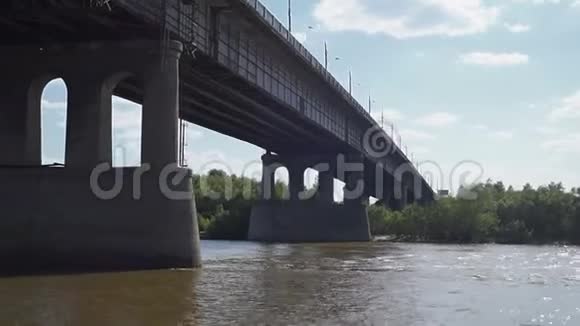 从河底看这座桥视频的预览图