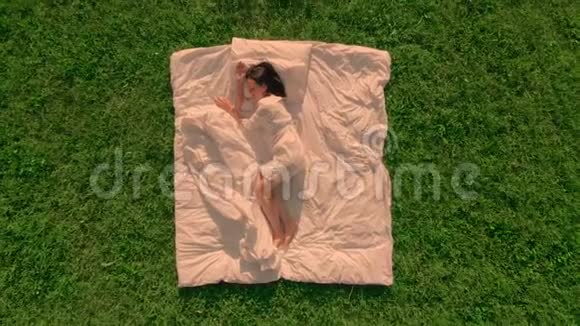 在草地上躺着的睡在草地上的雌虫身上视频的预览图