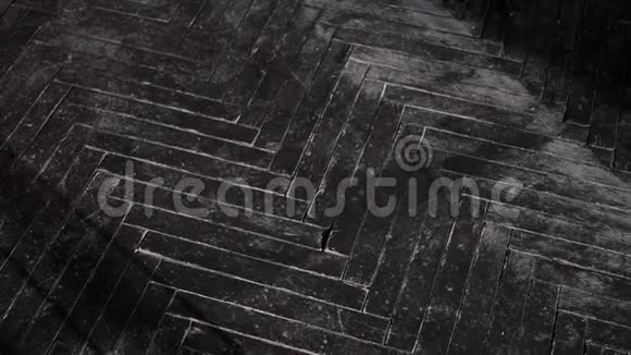 黑色椅子黑色旧木地板视频的预览图