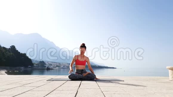 可爱的女人坐在海边的莲花中视频的预览图