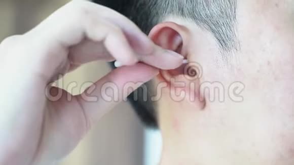 人用棉签清洁耳朵视频的预览图