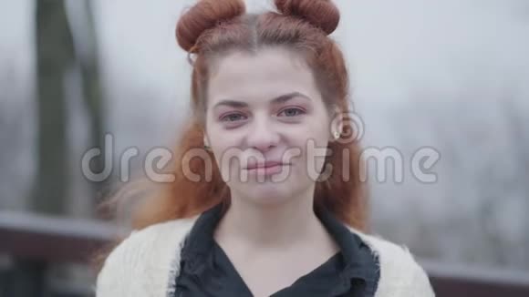 红发美女的特写脸看着镜头微笑着积极的年轻白人女孩在视频的预览图