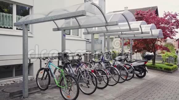 家附近的自行车停车场视频的预览图