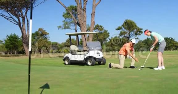 打高尔夫球的人视频的预览图