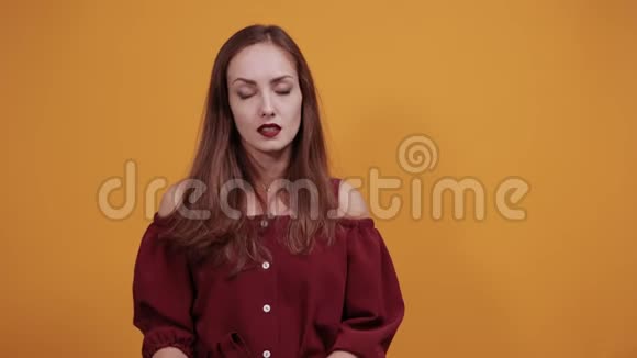 布鲁内特疲倦的女人穿着栗色连衣裙手牵着头头痛视频的预览图