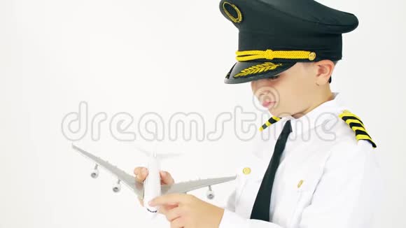 穿着飞行员制服的男孩检查客机秤型号视频的预览图