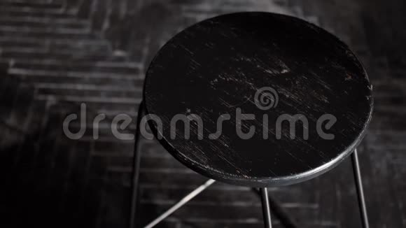 黑色椅子黑色旧木地板视频的预览图