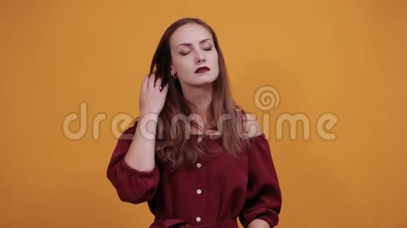 疲惫的女人把手放在额头上有温度视频的预览图