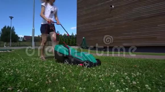带着割草机在私人庭院割草的女孩万向节全景视频的预览图