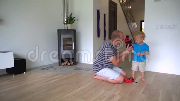 他帮儿子戴上拳击手套万向节运动视频的预览图
