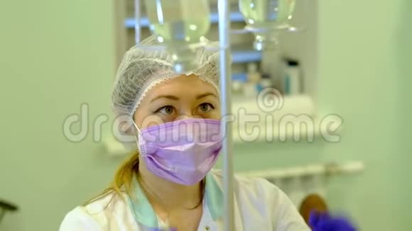 护士准备静脉输液系统视频的预览图
