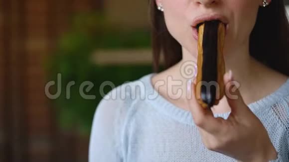 女人在咖啡馆里吃巧克力蛋糕视频的预览图