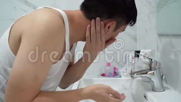 年轻人在浴室洗手池上面洗脸视频的预览图