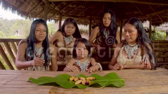 土著儿童和妇女吃蠕虫视频的预览图