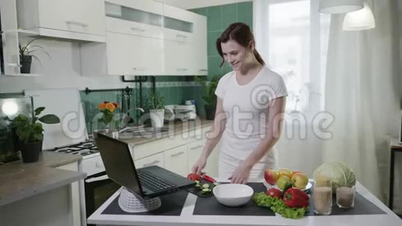 根据视频食谱9位快乐的家庭主妇监测她的体重准备一份健康的新鲜蔬菜早餐视频的预览图