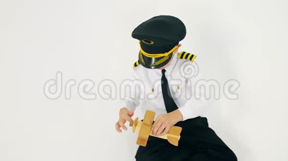 飞行员制服男孩玩玩具飞机螺旋桨视频的预览图