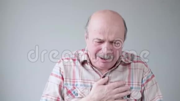 一个成熟的西班牙裔男子因肺病咳嗽视频的预览图