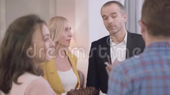 年轻的高加索女人把她的新郎介绍给父母严重的老人和他积极的金发妻子视频的预览图