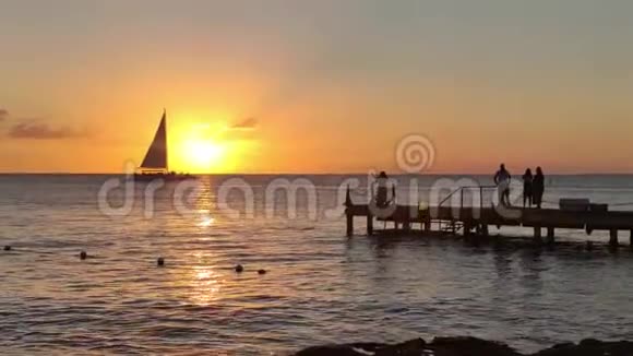 日落时有帆船穿过太阳视频的预览图