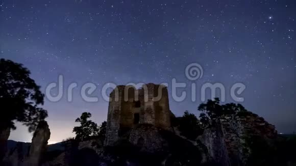 城堡废墟上空的夜空视频的预览图