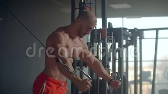 白人英俊的白人健美运动员在健身房锻炼增加体重增加肌肉和姿势视频的预览图